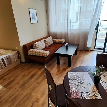 Апартамент Europroperties Yalta Златни пясъци